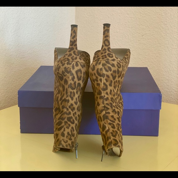🌟SOLD🌟Stuart Weitzman Booties in Cashew Leopard Suede - Picture 3 of 8